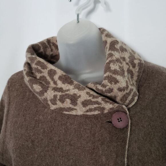 Chiaramente Italian Wool Blend Tan and Animal Print Wrap style Cardigan sz M - Picture 2 of 6